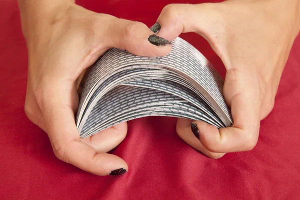 Händerna blanda korten — Stockfoto