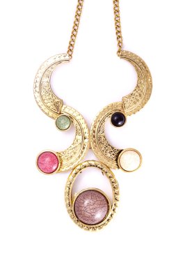 Renkli boncuk kolye üzerinde