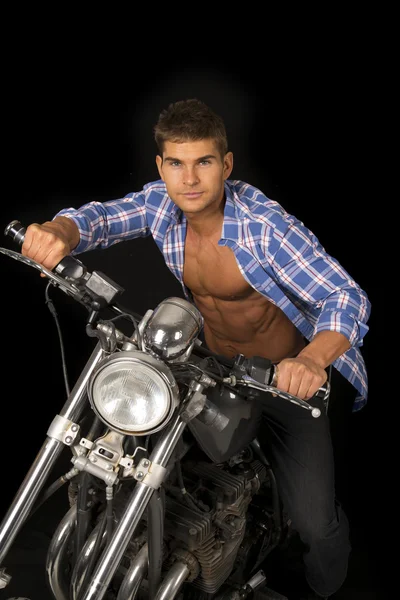 Homme assis sur sa moto — Photo