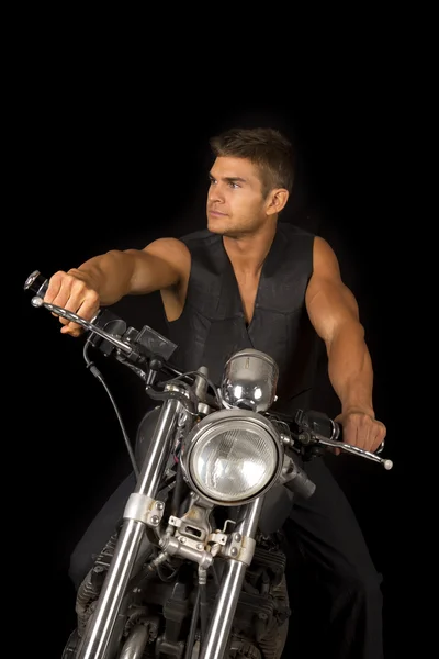 Человек, сидящий на мотоцикле — стоковое фото