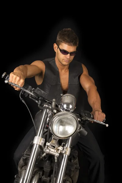 Homme assis sur sa moto — Photo