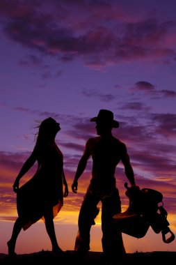 Kovboy tarafından tabanca ayakta tutan kadın