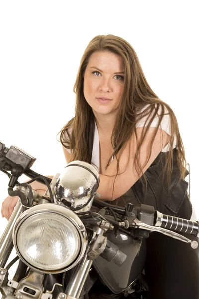 Mulher com sua moto . — Fotografia de Stock