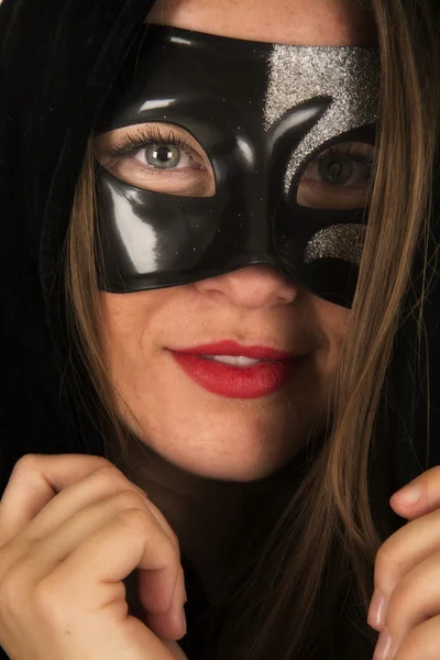 Nő fekete köpenyt és maszk — Stock Fotó