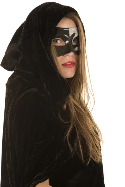 Mulher de capa preta e máscara — Fotografia de Stock