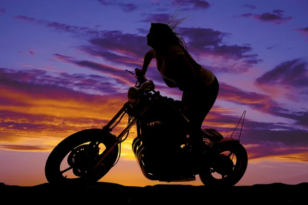 Silhouet vrouw zitten op motorfiets — Stockfoto