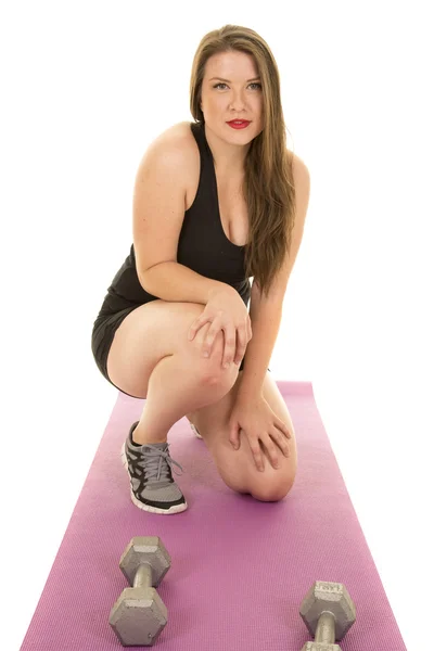 Jonge vrouw doet fitness — Stockfoto