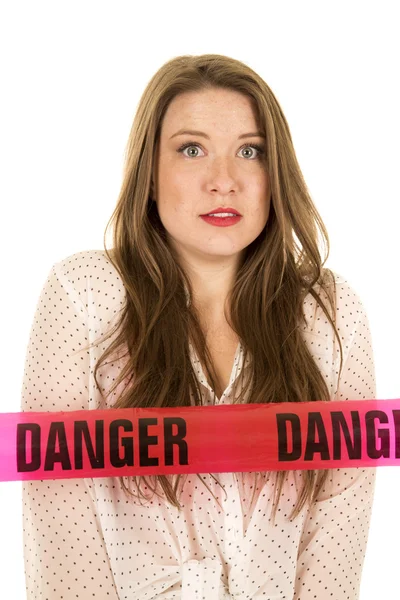 Žena s nebezpečím výstražné pásky — Stock fotografie
