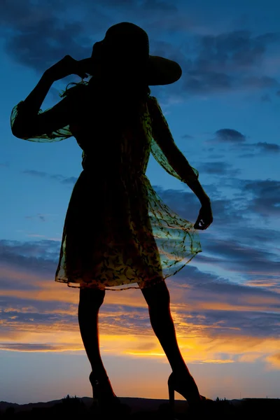 Silhouette de femme avec chapeau — Photo