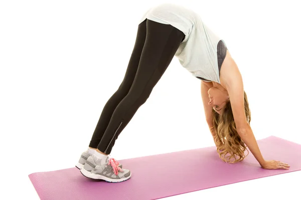 Jonge vrouw doet yoga — Stockfoto