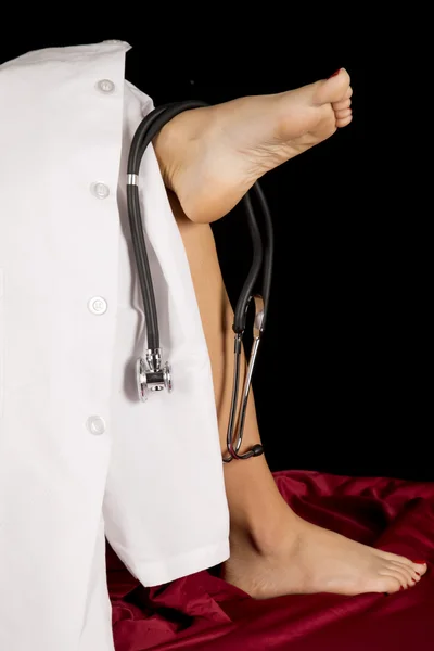 Frauenbeine mit Stethoskop — Stockfoto
