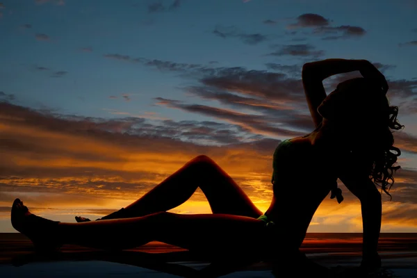 Silhouet van een vrouw in een bikini — Stockfoto