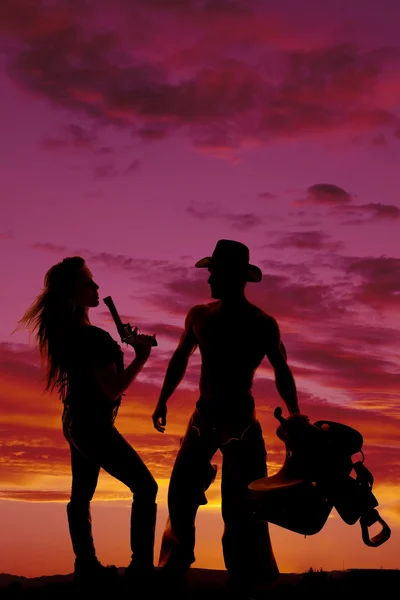 Kvinna med en pistol står bredvid hennes cowboy — Stockfoto