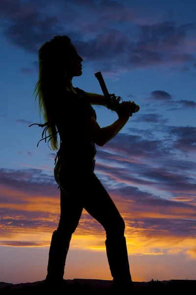 Silhueta de uma mulher com uma pistola — Fotografia de Stock