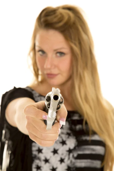 Mulher atrás de uma arma apontando — Fotografia de Stock
