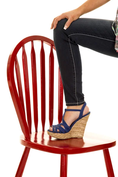 Frauenbein auf Stuhl — Stockfoto