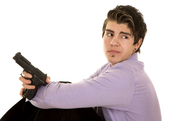 Hombre en vestido púrpura camisa y pistola sentarse lado mirar hacia atrás — Foto de Stock