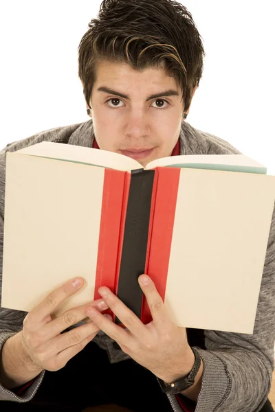 Homem de camisola segurando livro olhar sobre ele — Fotografia de Stock