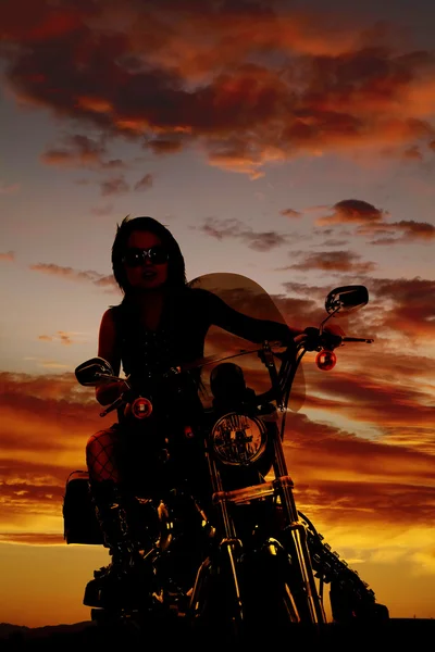 Kobieta siedzi na motocykl — Zdjęcie stockowe