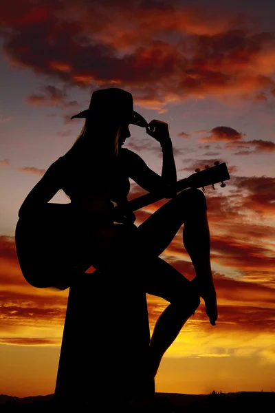 Kvinna med gitarr — Stockfoto