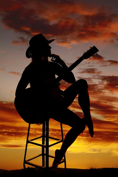 Kvinna med gitarr — Stockfoto