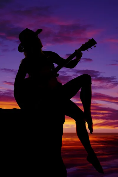 Kvinna med gitarr — Stockfoto