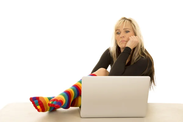 Mujer en calcetines de colores con ordenador — Foto de Stock