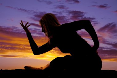 Yoga yapan bir kadının silüeti.