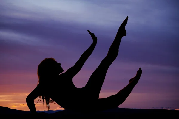 Silhouette d'une femme faisant du yoga — Photo