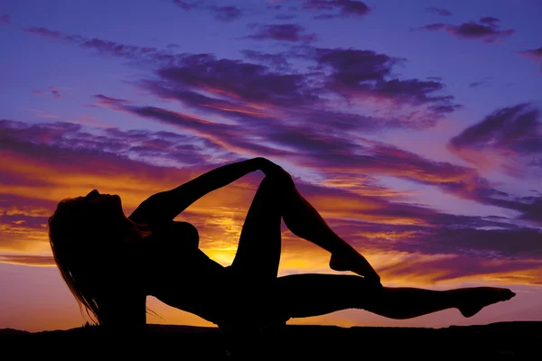 Silhouet van een vrouw die yoga doet — Stockfoto