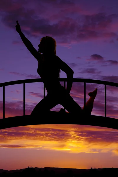 Silhouette de femme faisant du yoga — Photo