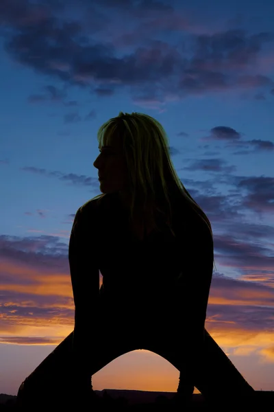 Silhouet vrouw doen yoga — Stockfoto