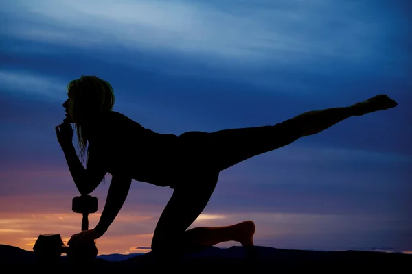 Silhouet vrouw doen yoga — Stockfoto