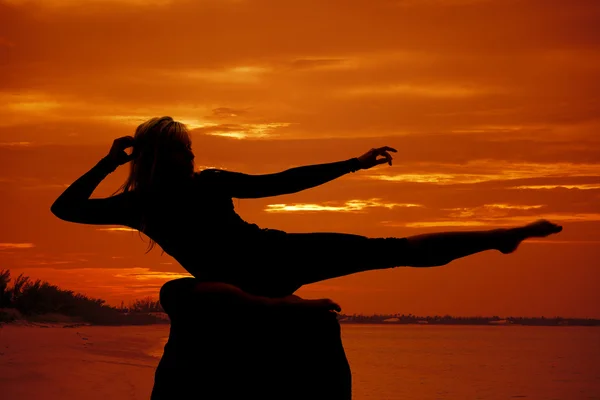 Sziluettjét nő, jóga — Stock Fotó