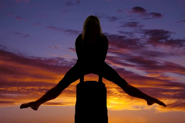 Sylwetka kobiety robienie yoga — Zdjęcie stockowe