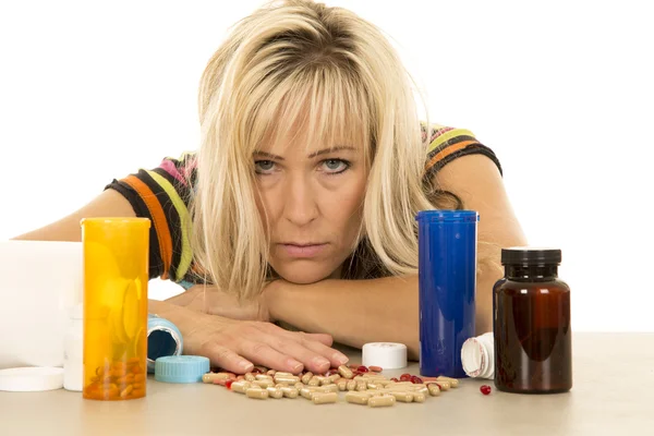 Kvinne med masse piller. – stockfoto