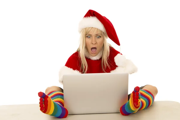 Dizüstü bilgisayar ile Noel Baba şapkalı kadın — Stok fotoğraf