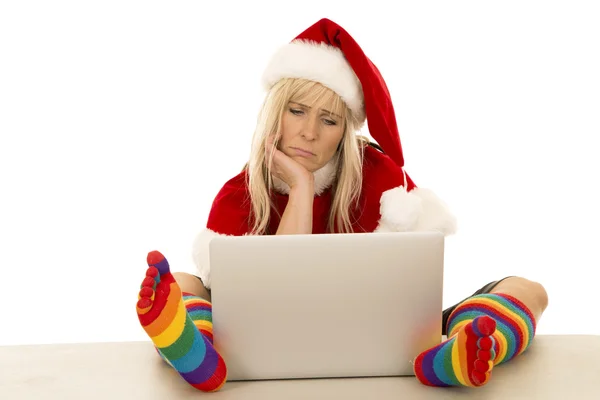 Kvinna i Santa mössa med laptop — Stockfoto