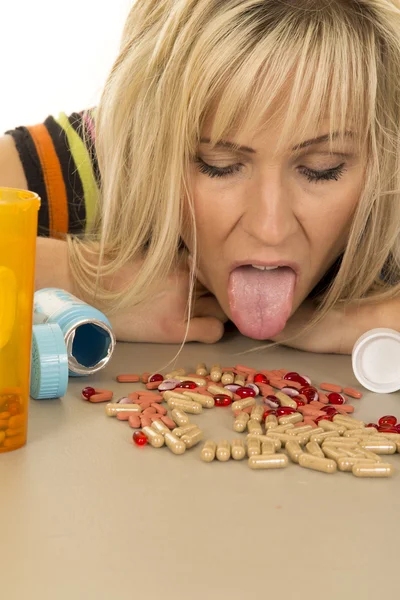Mulher lambendo pílulas — Fotografia de Stock