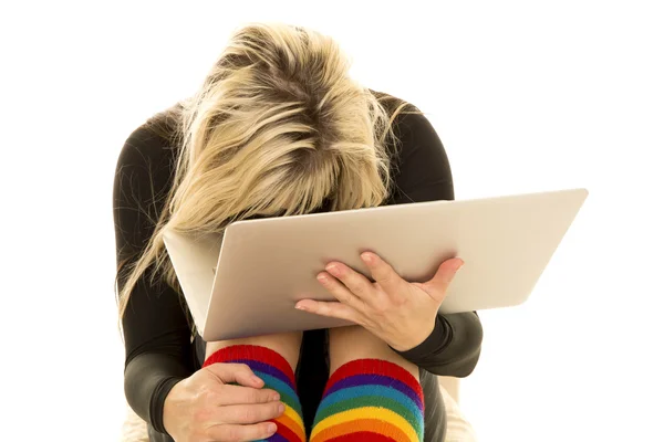 Mulher vestindo meias brilhantes com laptop — Fotografia de Stock