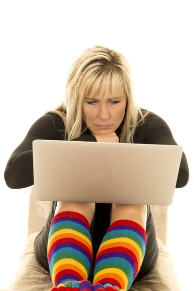 Mujer con calcetines brillantes con portátil — Foto de Stock