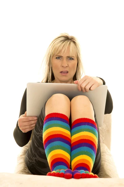 Γυναίκα που φοράει φωτεινά κάλτσες με laptop — Φωτογραφία Αρχείου