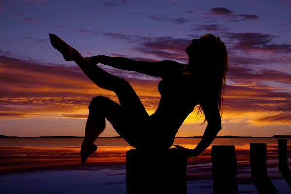 Silhouette Frau sitzend — Stockfoto