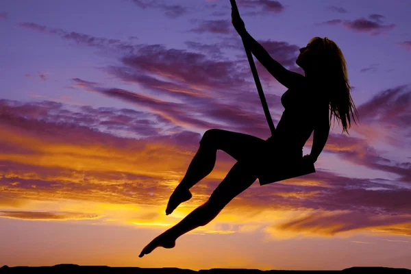 Una mujer silueta balanceándose — Foto de Stock