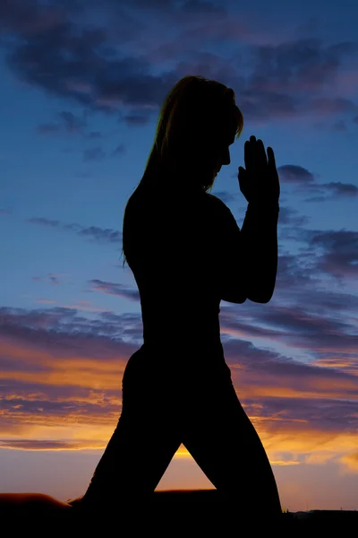 Silhouette femme faire du yoga — Photo