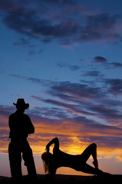 Silueta mujer haciendo yoga pose — Foto de Stock