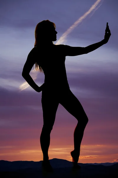 Silhouette femme prenant selfie — Photo