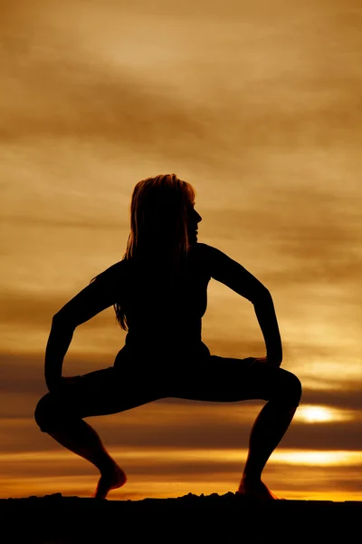 Mulher silhueta fazendo pose de ioga . — Fotografia de Stock