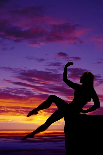 Mujer silueta.Posando en el fondo de la playa — Foto de Stock