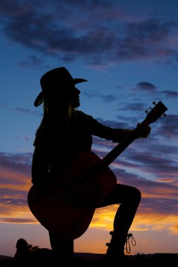 Siluet cowgirl gitar ile